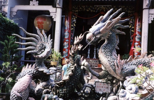 Dragon statue in Chinese Assembly Hall