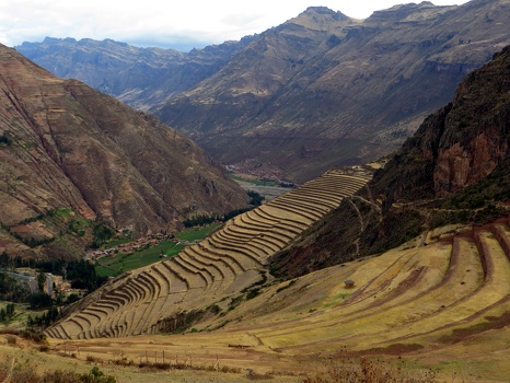 The Q'allaqasa ruins looking over the terraces at Pisac 