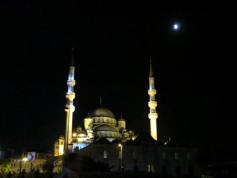 Yeni Mosque at night