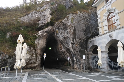 Predjama Castle