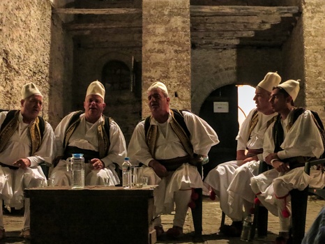 Isopolyphonic singers
